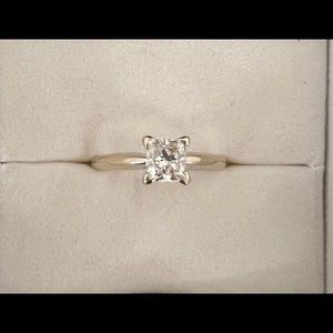 14kt W/g vintage diamond ring. Size 6 3/4 princess cut 1.00 cts SI3 g-h